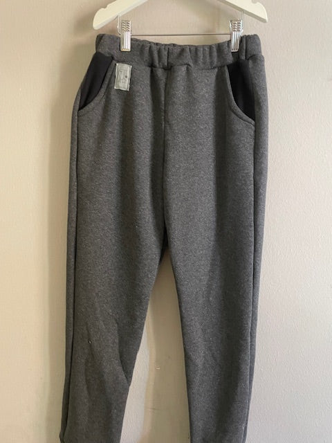 Pantalone tuta grigio con tasca nera