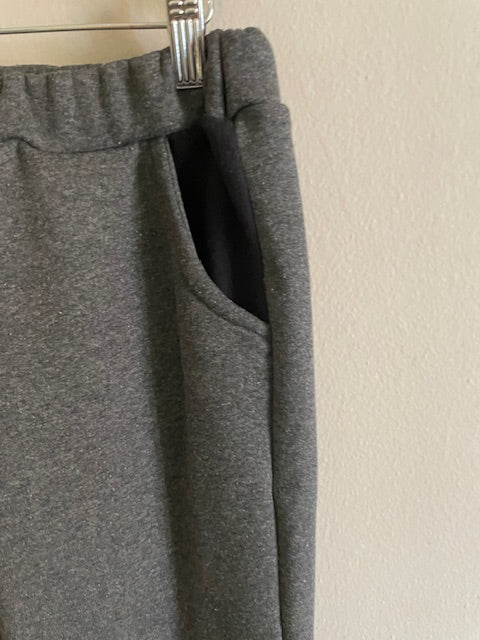 Pantalone tuta grigio con tasca nera