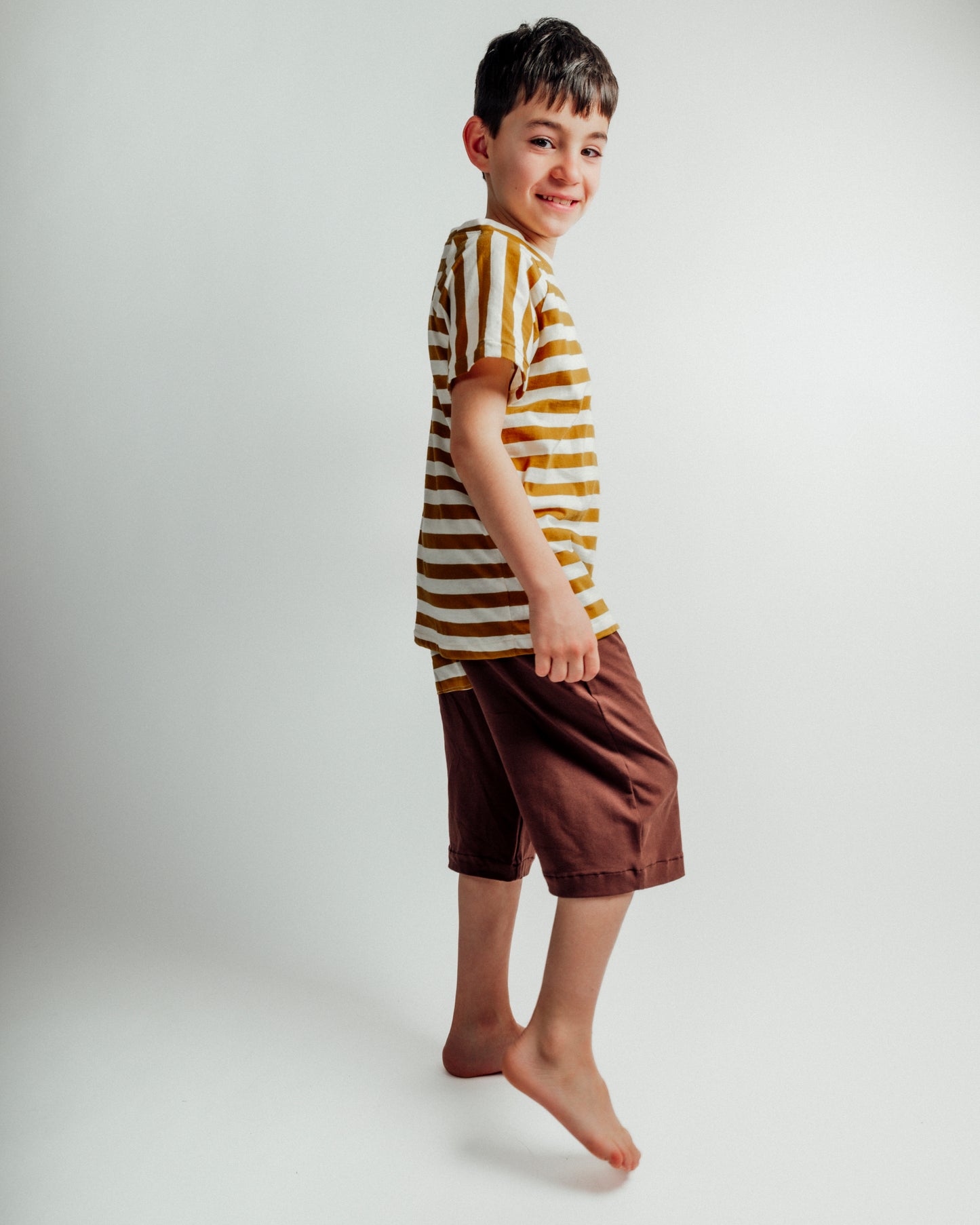 Bermuda in cotone marrone con tasca righe senape .
