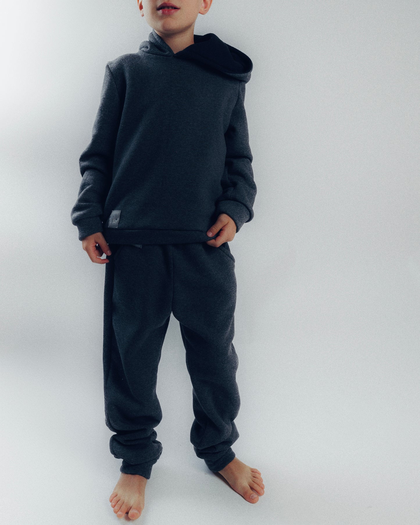 Pantalone tuta grigio con tasca nera