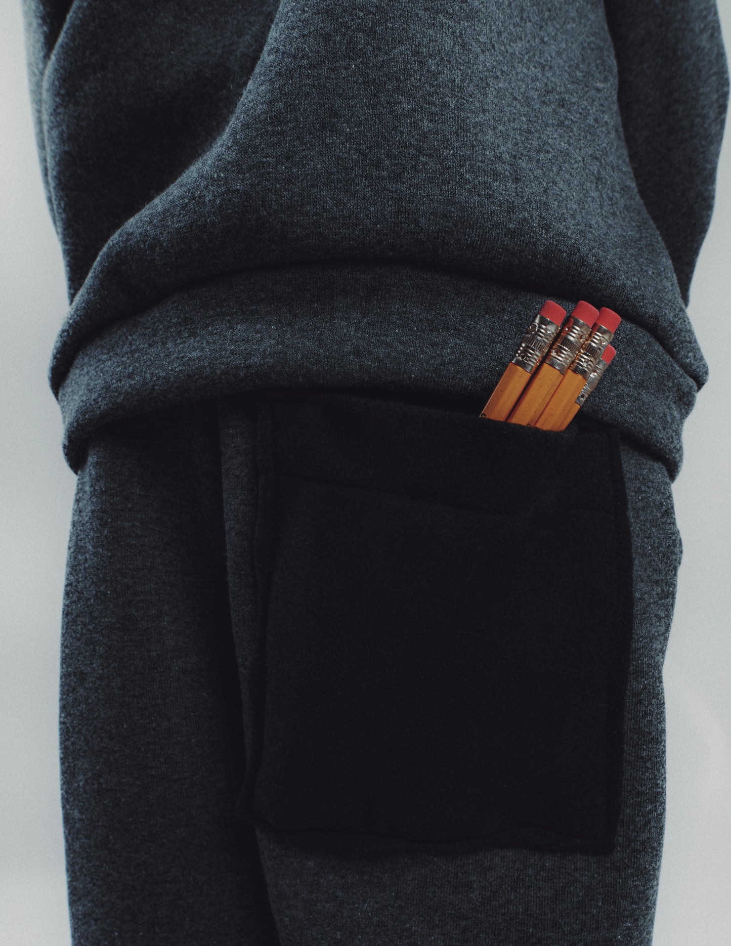 Pantalone tuta grigio con tasca nera