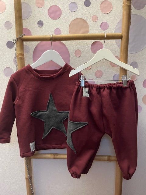 Tuta bordeaux con stella grigia