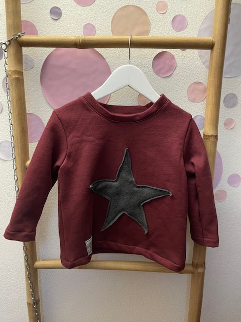 Tuta bordeaux con stella grigia